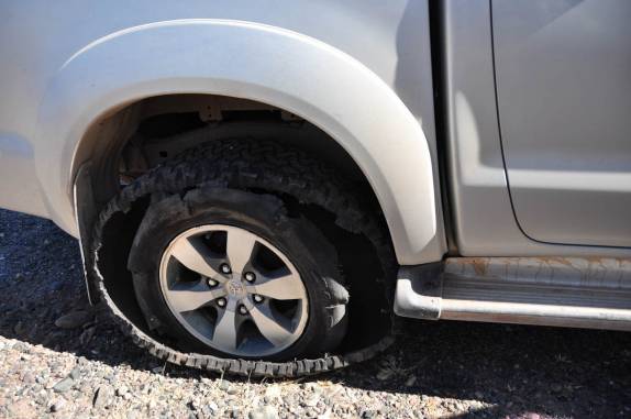 Pneu destruído entre as cidades de Amaicha e Santa Maria, na Argentina